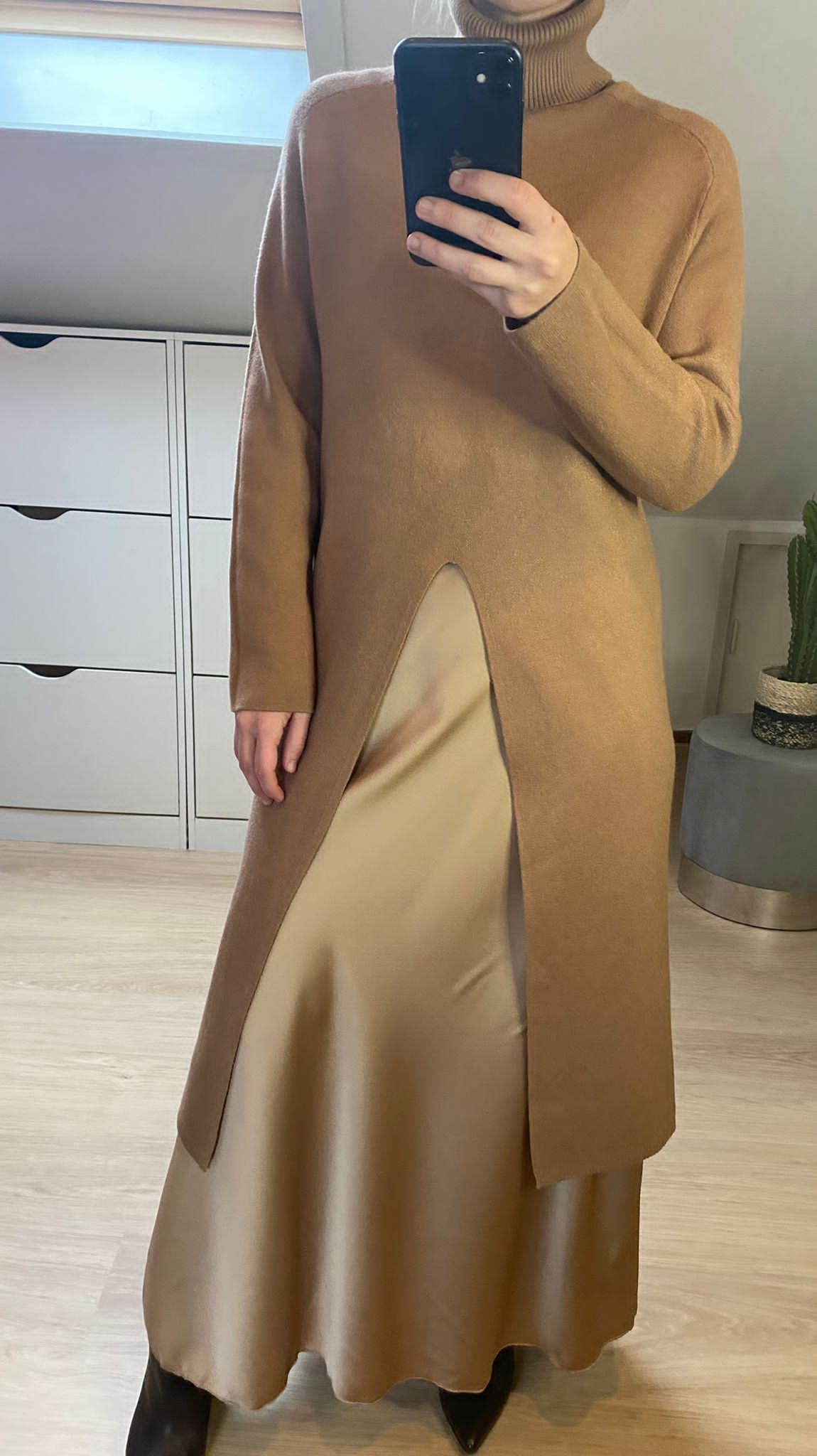 Sweaterjurk met coltrui hals en een spleet aan de voorkant. Kleur Beige. Totale lengte: 106 cm.