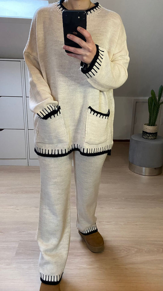 Wijde set met patroon, bestaande uit een trui met ronde hals en lange mouwen en een broek. Kleur Beige.