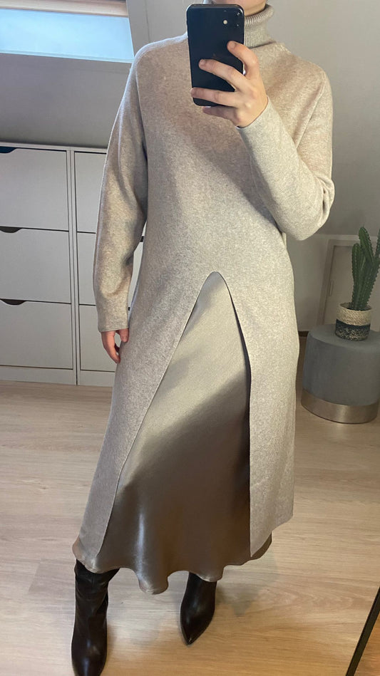 Sweaterjurk met coltrui hals en een spleet aan de voorkant. Kleur Taffy. Totale lengte: 106 cm. 