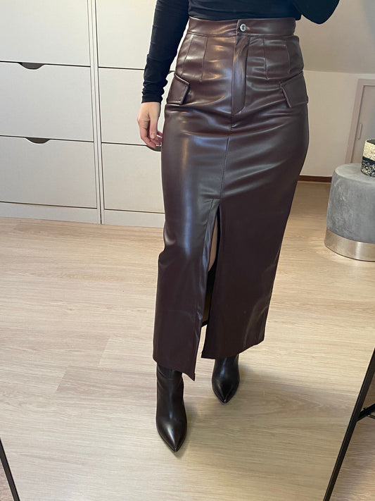 Leren rok met spleet. Lange kokerrok met leren look. Cargo rok. Kleur Donker Bruin. 